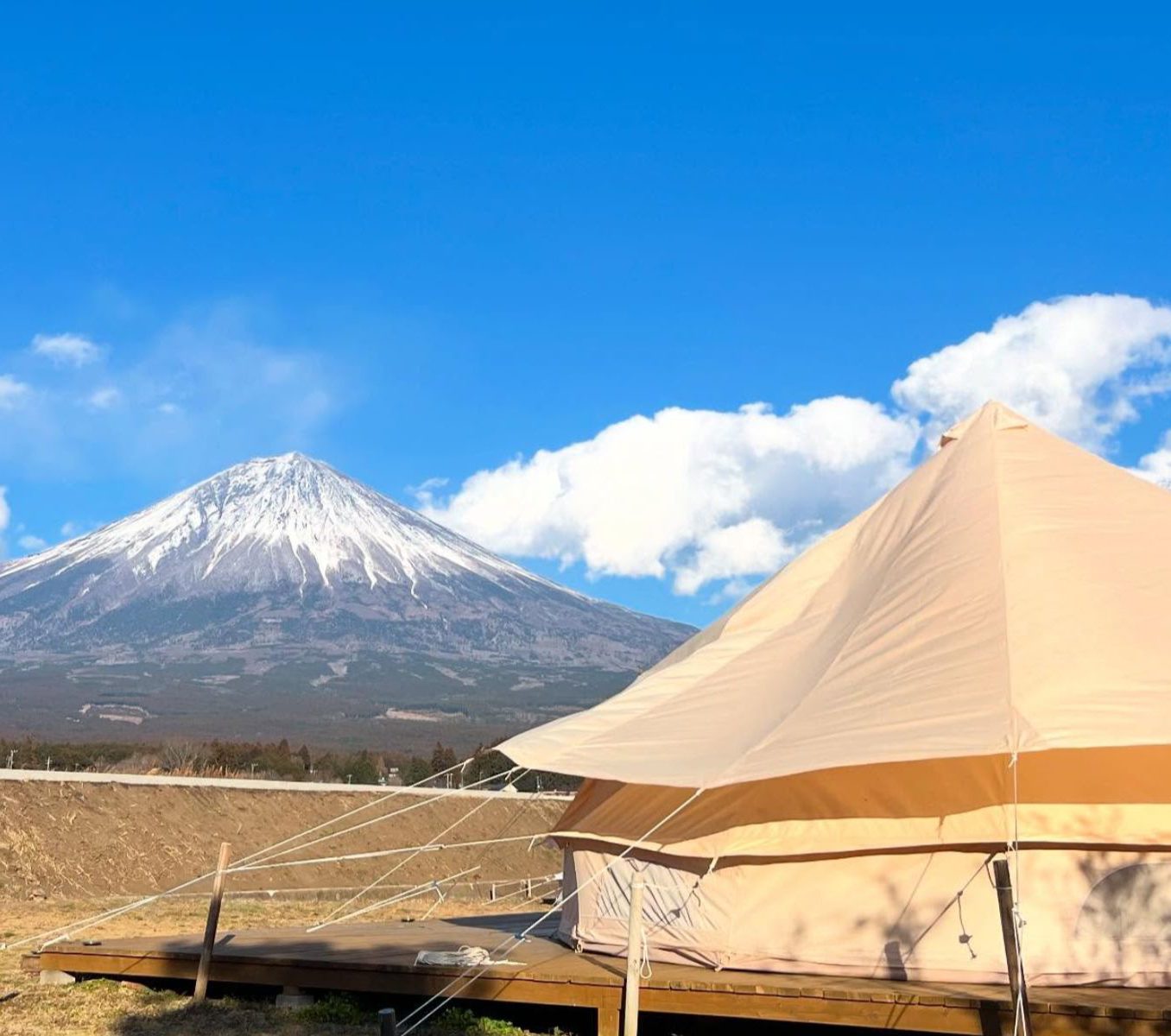 Rondreis Japan, Fujinomiya, Mount Fuji Satoyama Vacation glamping, tenten met Mount Fuji uitzicht