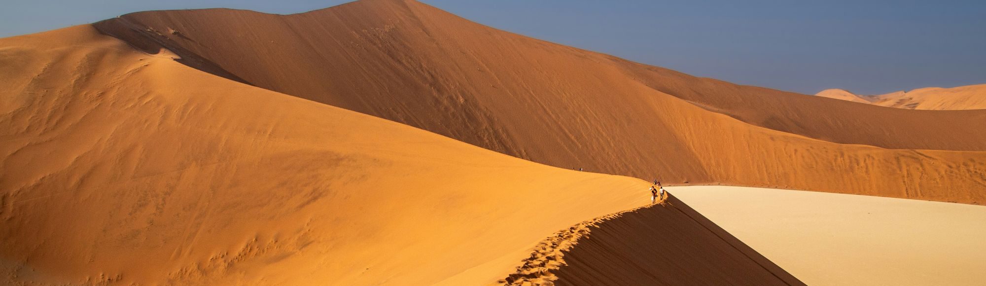 Rondreis-Namibie-Sossusvlei-zandduinen-met-mensen