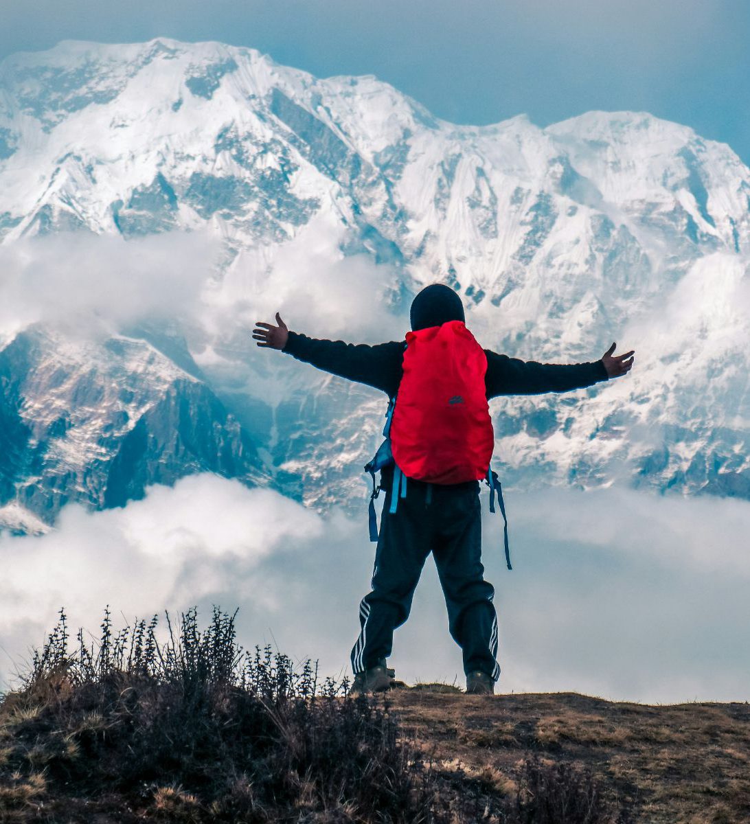 Rondreis-Nepal-Annapurna-Regio-Trekking-man-op-de-berg-aspect-ratio-382-420