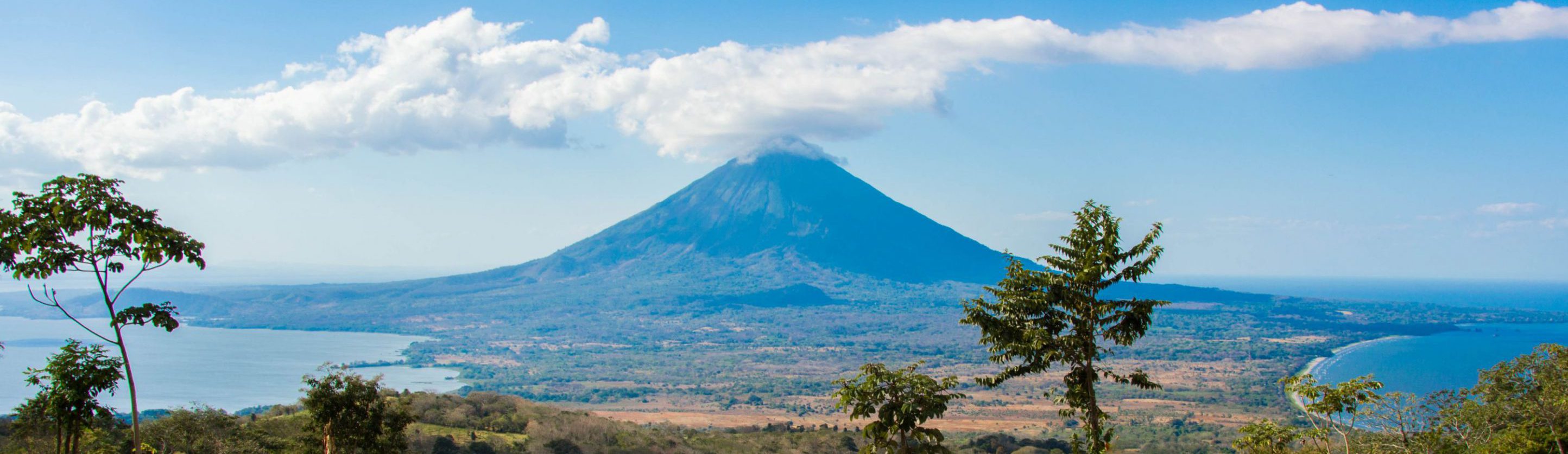 Rondreis Nicaragua, Ometepe Island, vulkaan met blauwe lucht