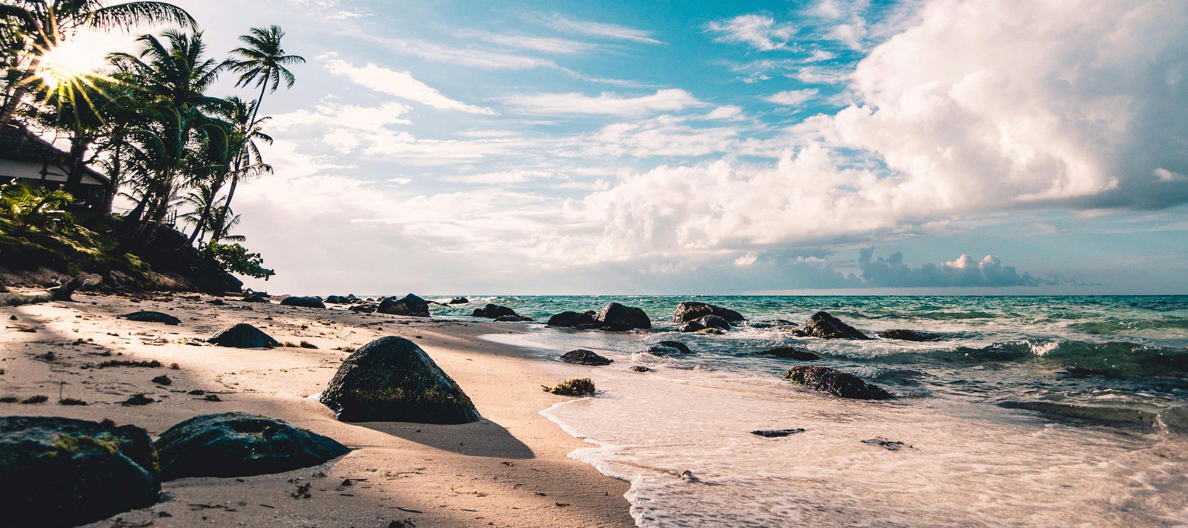 Rondreis Nicaraqua, strand met rotsen Rondreis Nicaraqua, strand met rotsen