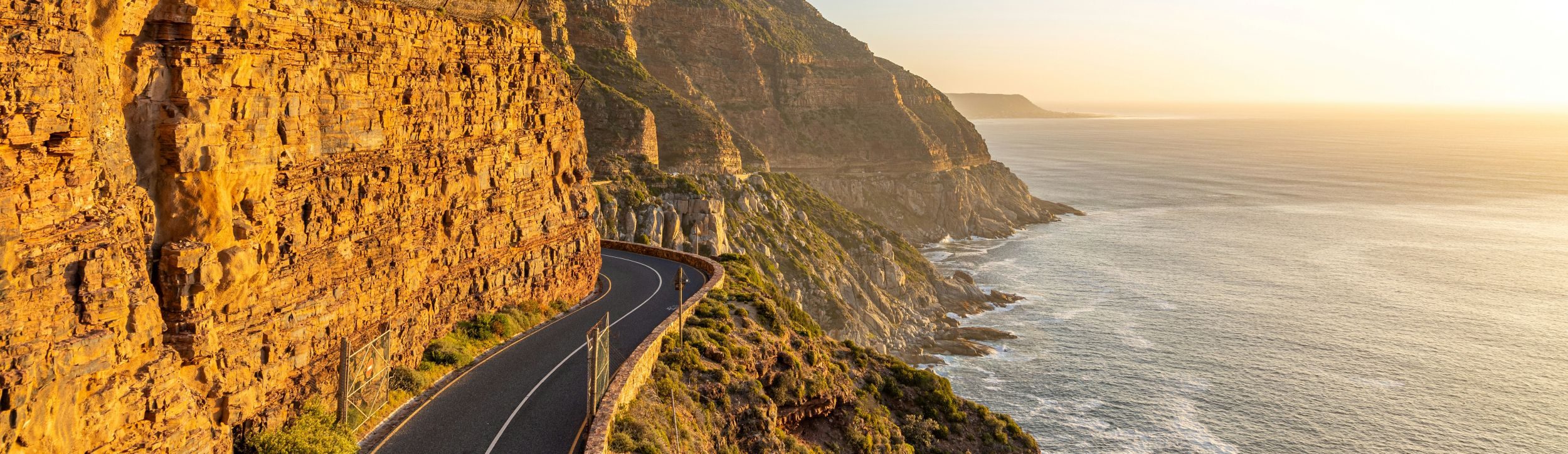 Rondreis-Zuid-Afrika-Chapmans-Peak-Drive-scenic-route-langs-de-kust-bij-zonsondergang