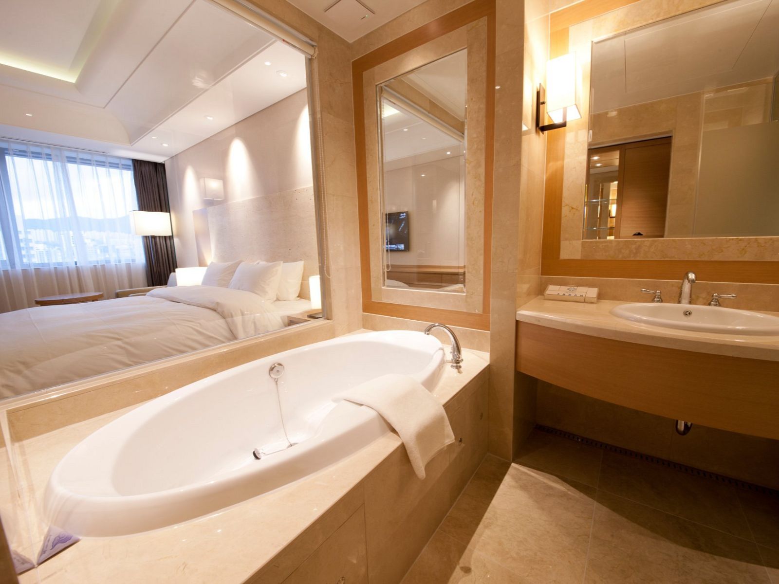 Rondreis Zuid-Korea, Busan, Arban Hotel, Badkamer met bad
