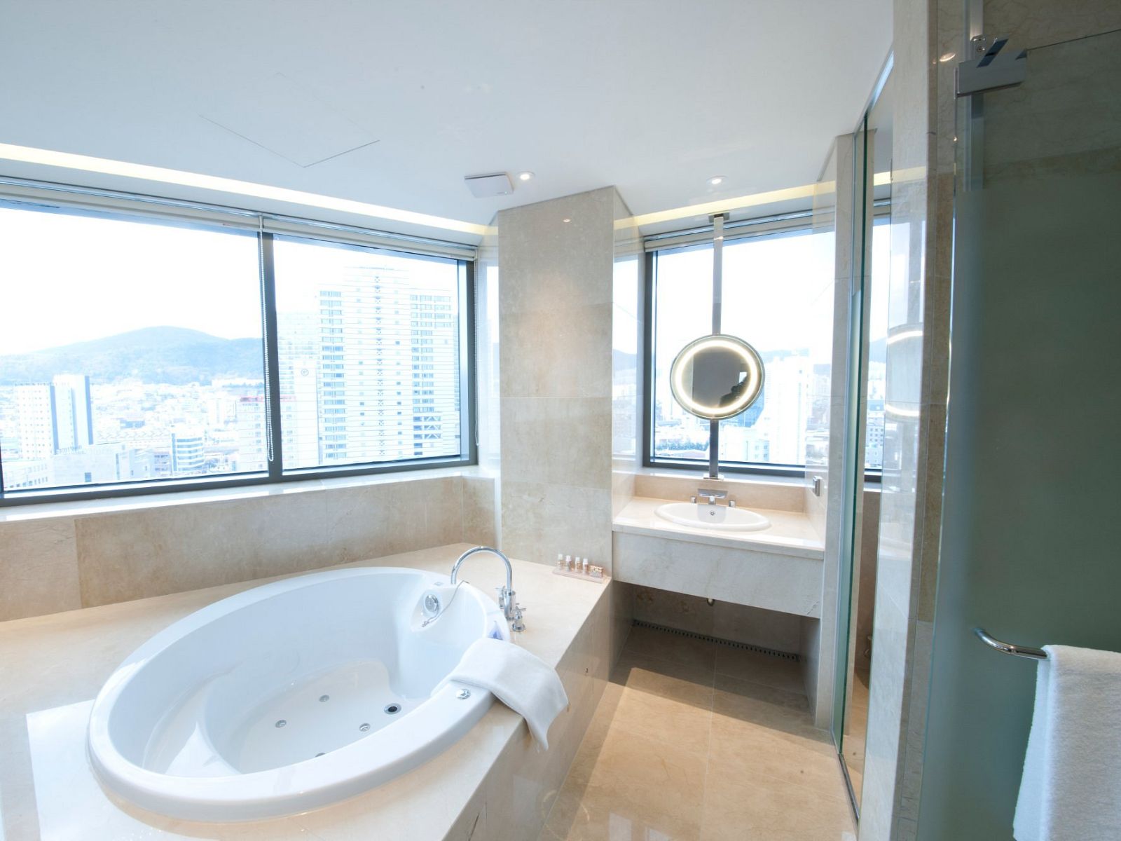 Rondreis Zuid-Korea, Busan, Arban Hotel, Luxe badkamer met uitzicht