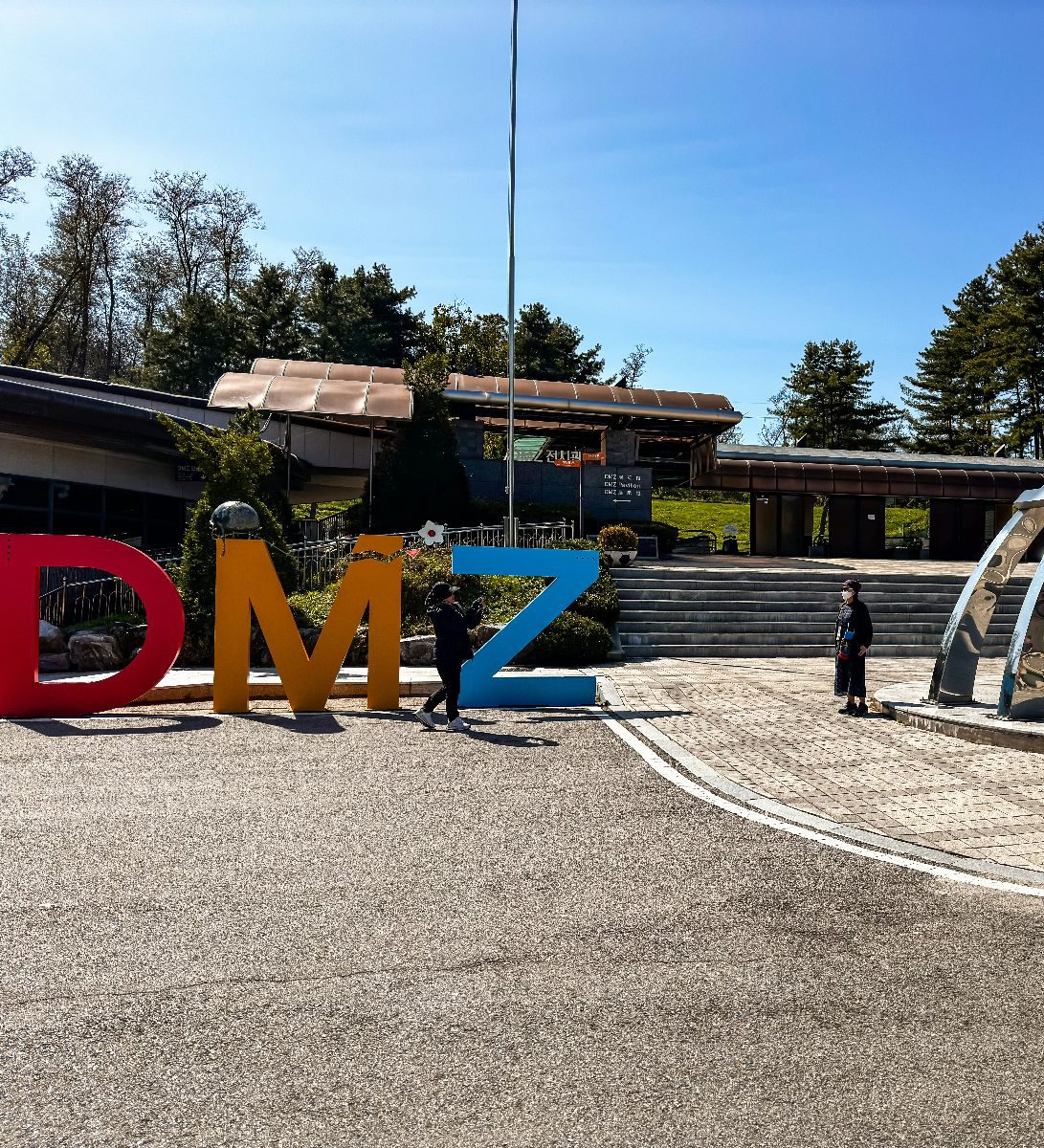 Rondreis Zuid-Korea, DMZ Demilitarized Zone, Buitenaanzicht met kunst en DMZ letters