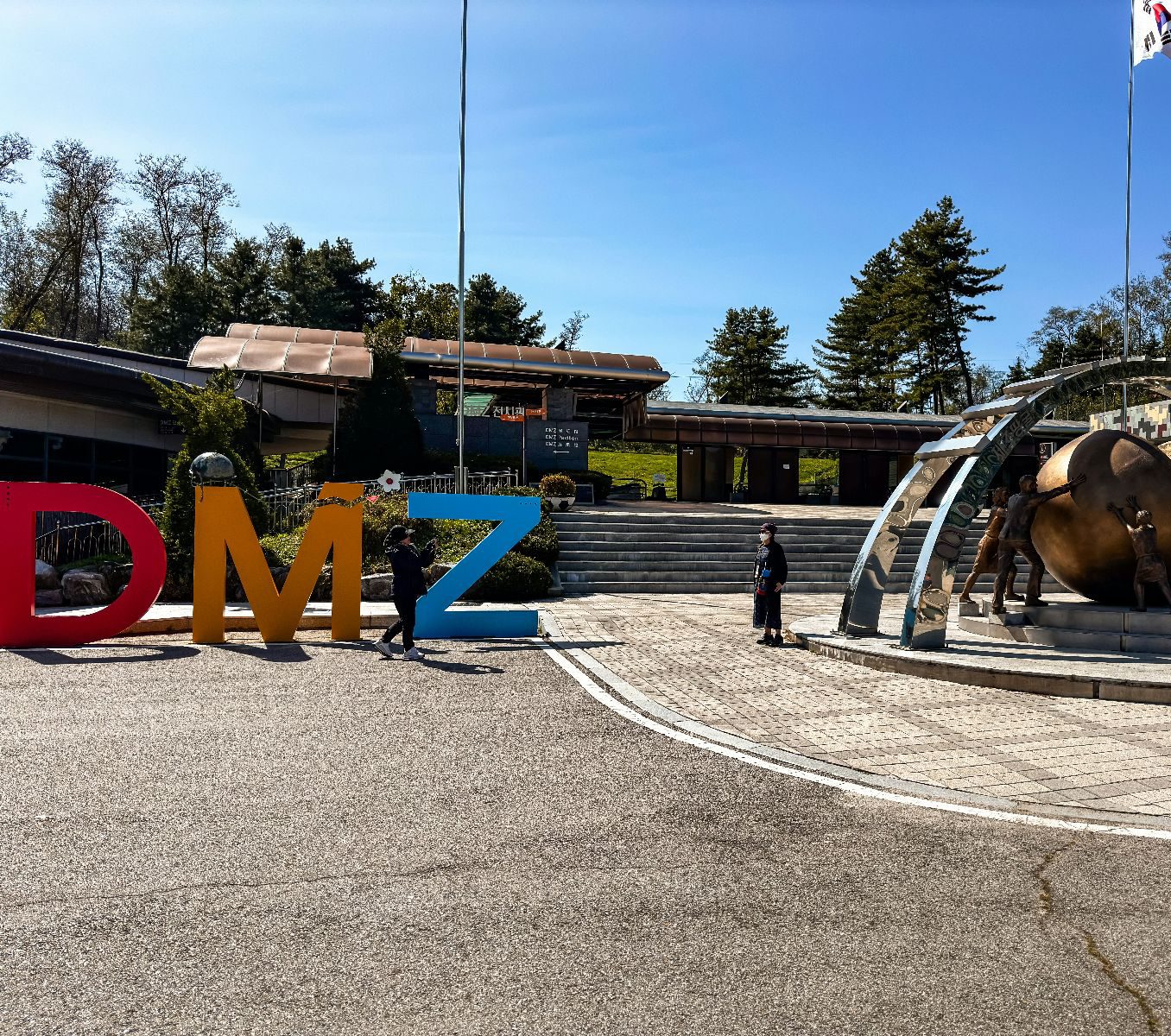 Rondreis Zuid-Korea, DMZ Demilitarized Zone, Buitenaanzicht met kunst en DMZ letters
