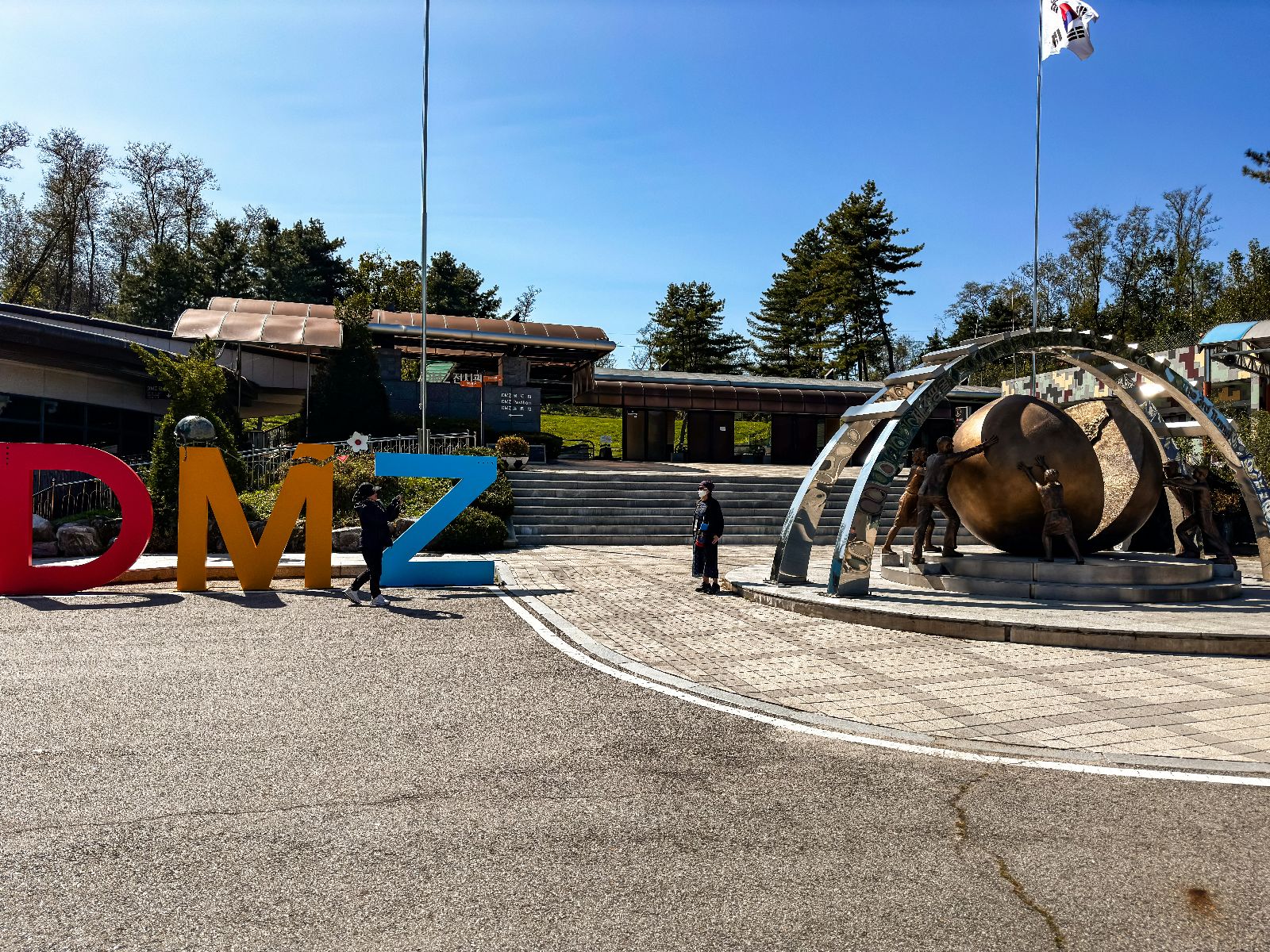 Rondreis Zuid-Korea, DMZ Demilitarized Zone, Buitenaanzicht met kunst en DMZ letters