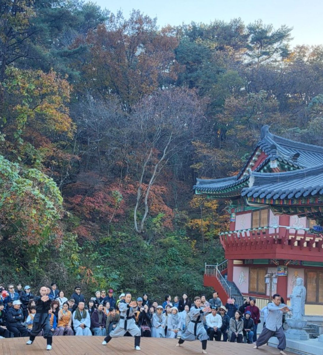 Rondreis Zuid-Korea, Golgulsa Temple, Seonmudo performance buiten