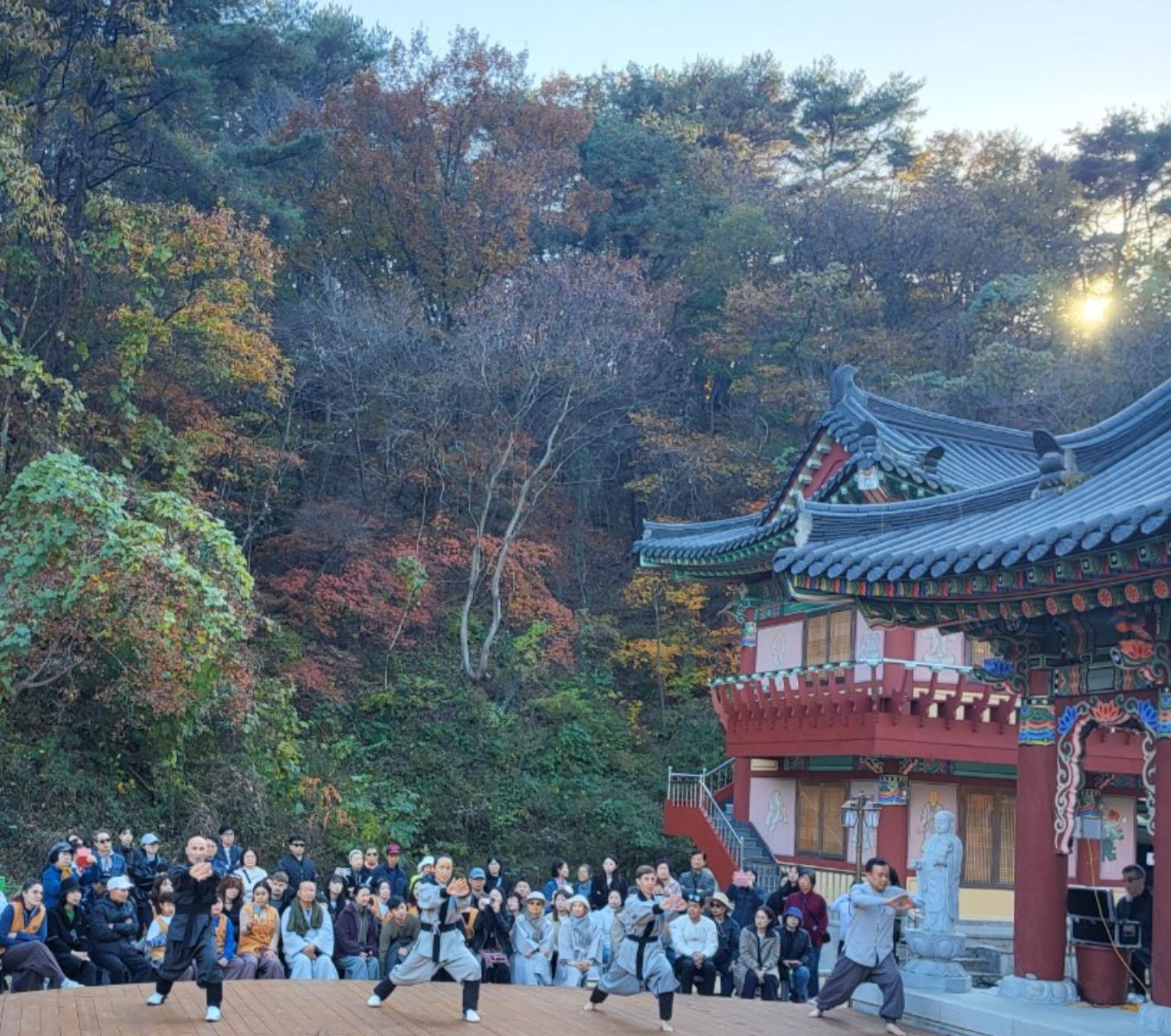Rondreis Zuid-Korea, Golgulsa Temple, Seonmudo performance buiten