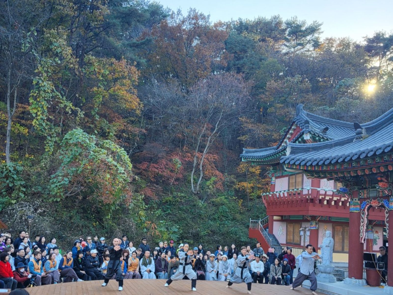 Rondreis Zuid-Korea, Golgulsa Temple, Seonmudo performance buiten