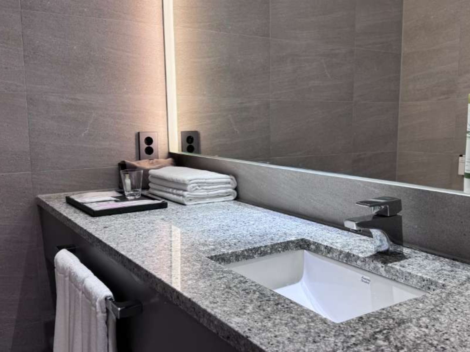 Rondreis Zuid-Korea, Gyeongju, Rivertain Hotel, Badkamer wasbak