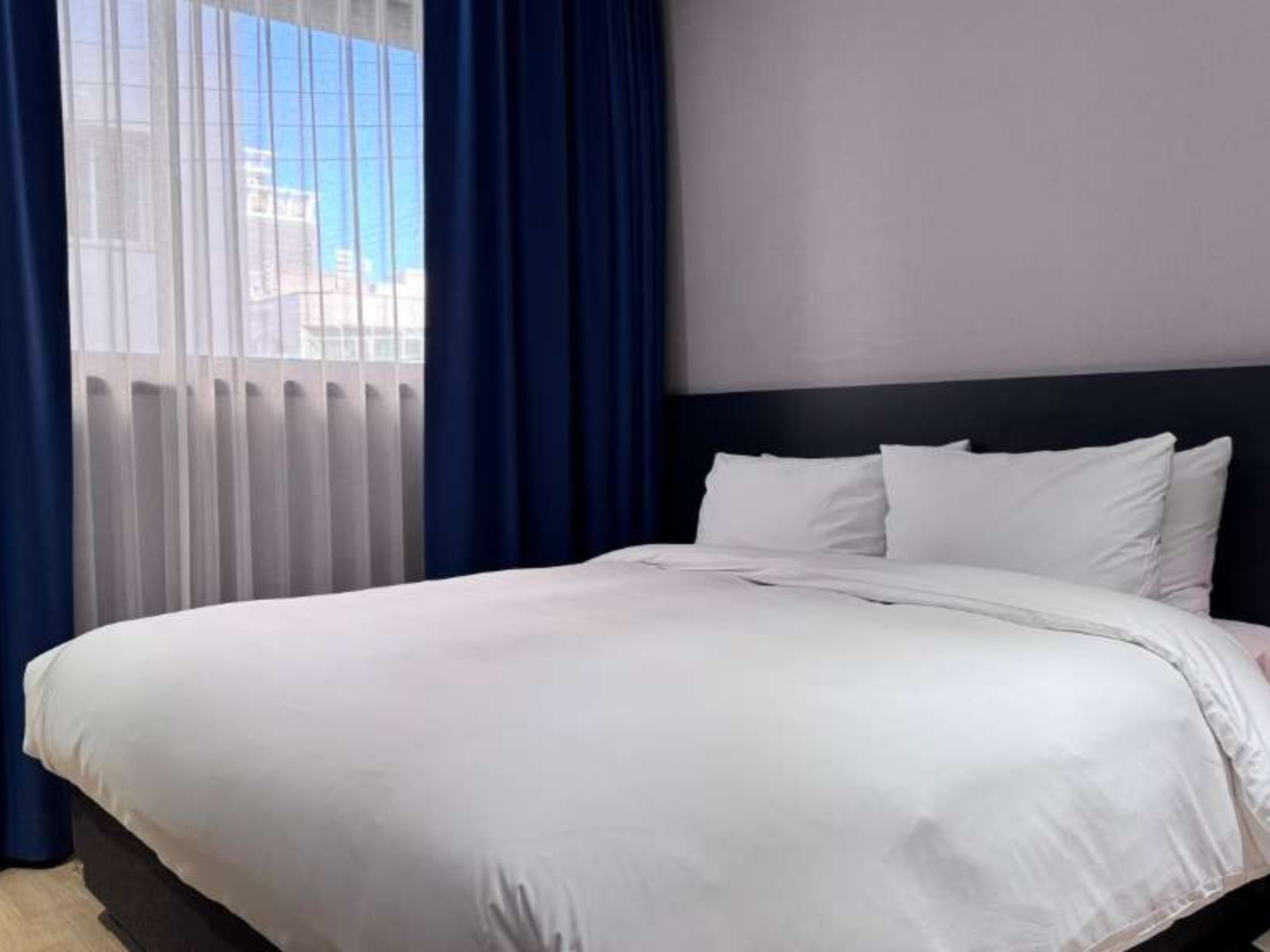 Rondreis Zuid-Korea, Gyeongju, Rivertain Hotel, Double bed bij het raam