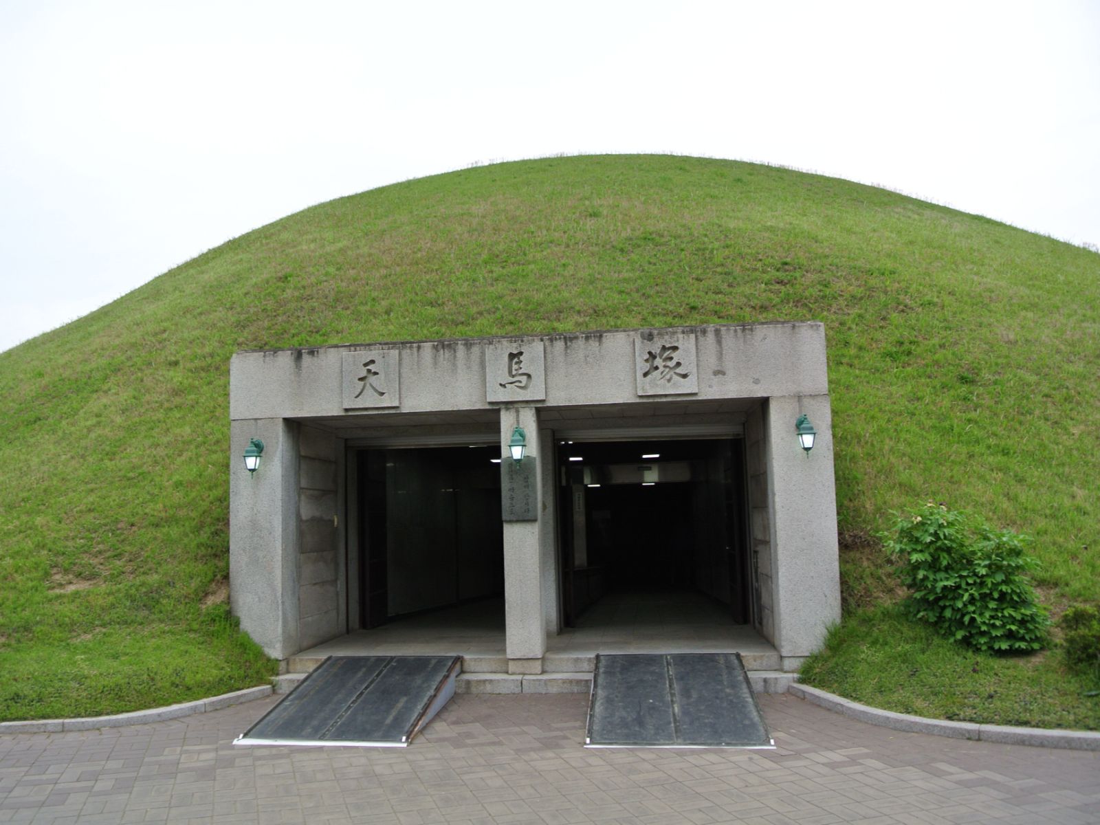 Rondreis Zuid-Korea, Gyeongju, Tumuli Park grasbegroeide graftombe