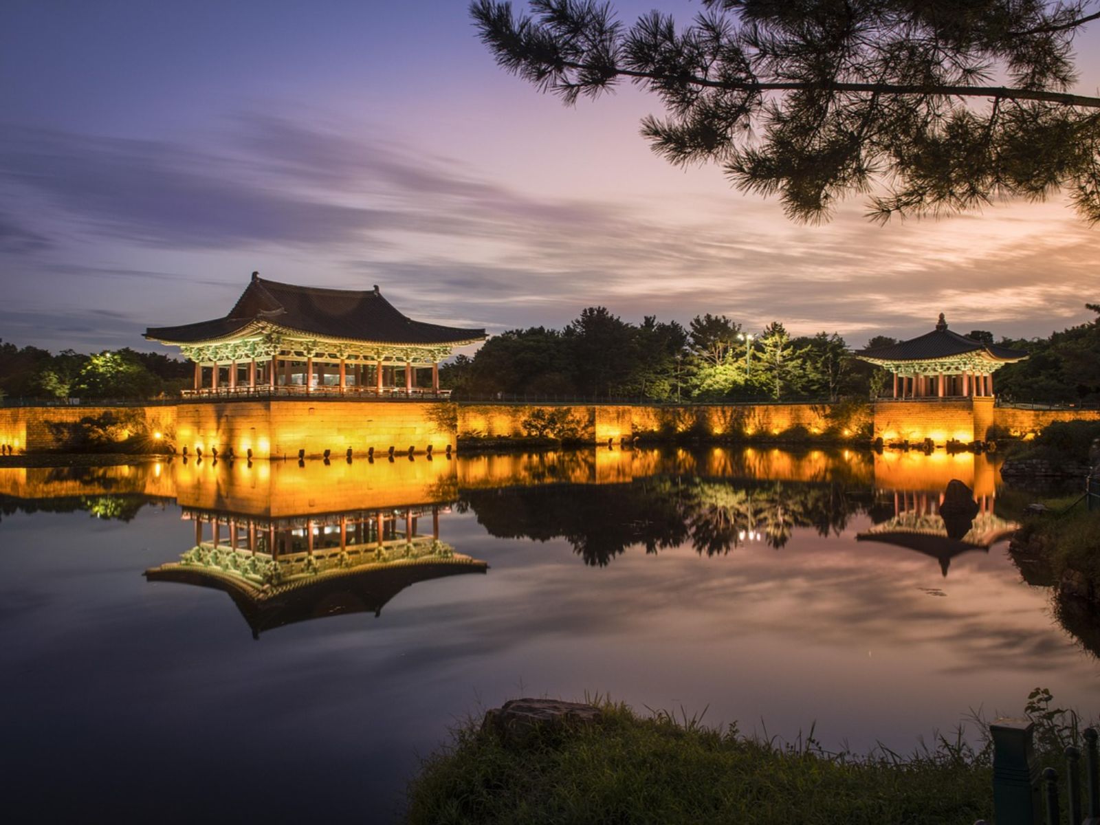 Rondreis Zuid-Korea, Gyeongju, verlichte tempel in avond