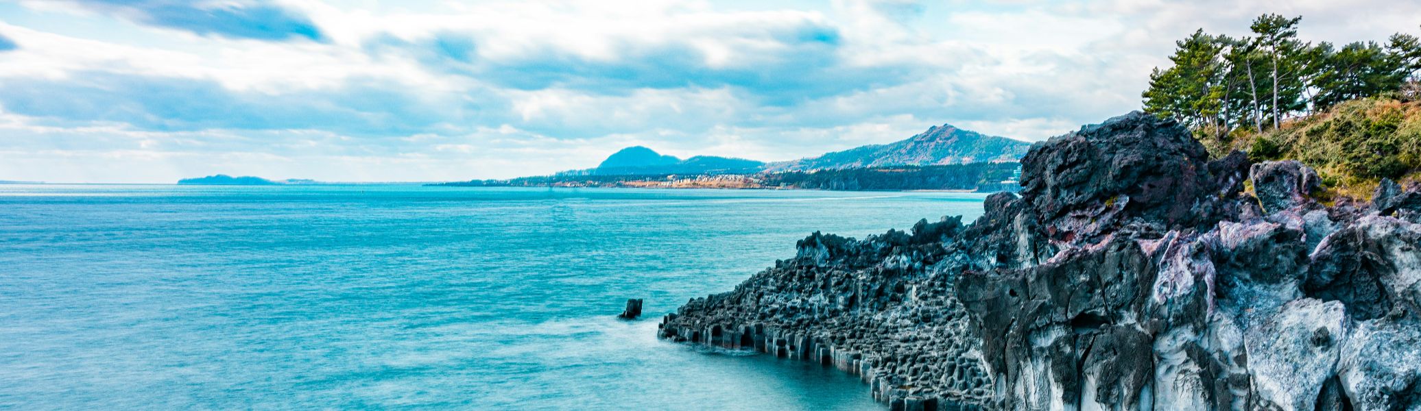 Rondreis Zuid-Korea, Jeju-do, lavalandschap aan zee
