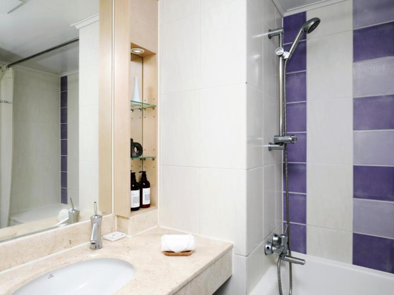 Rondreis Zuid-Korea, Jeju-eiland, Bloom hotel, Badkamer met douche