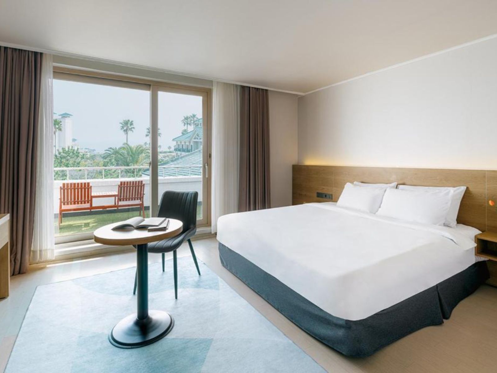 Rondreis Zuid-Korea, Jeju-eiland, Bloom hotel, Tweepersoonsbed met balkon