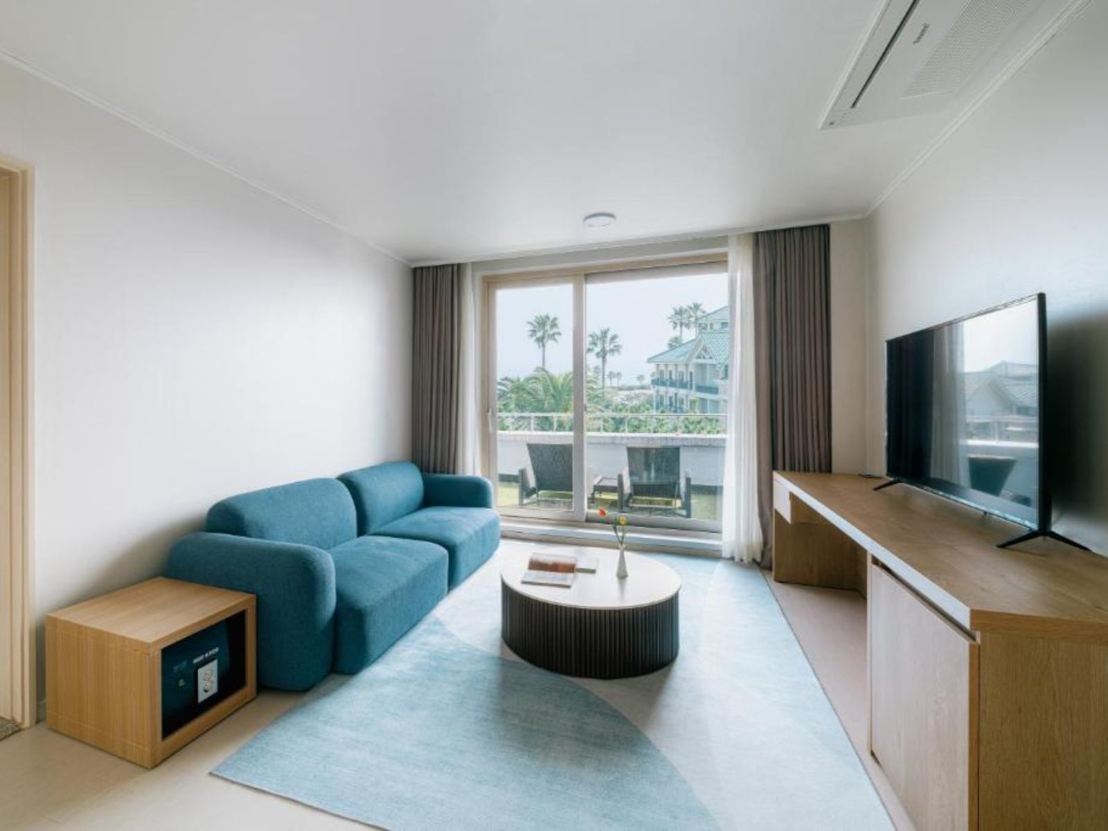 Rondreis Zuid-Korea, Jeju-eiland, Bloom hotel, Woonkamer bij slaapkamer