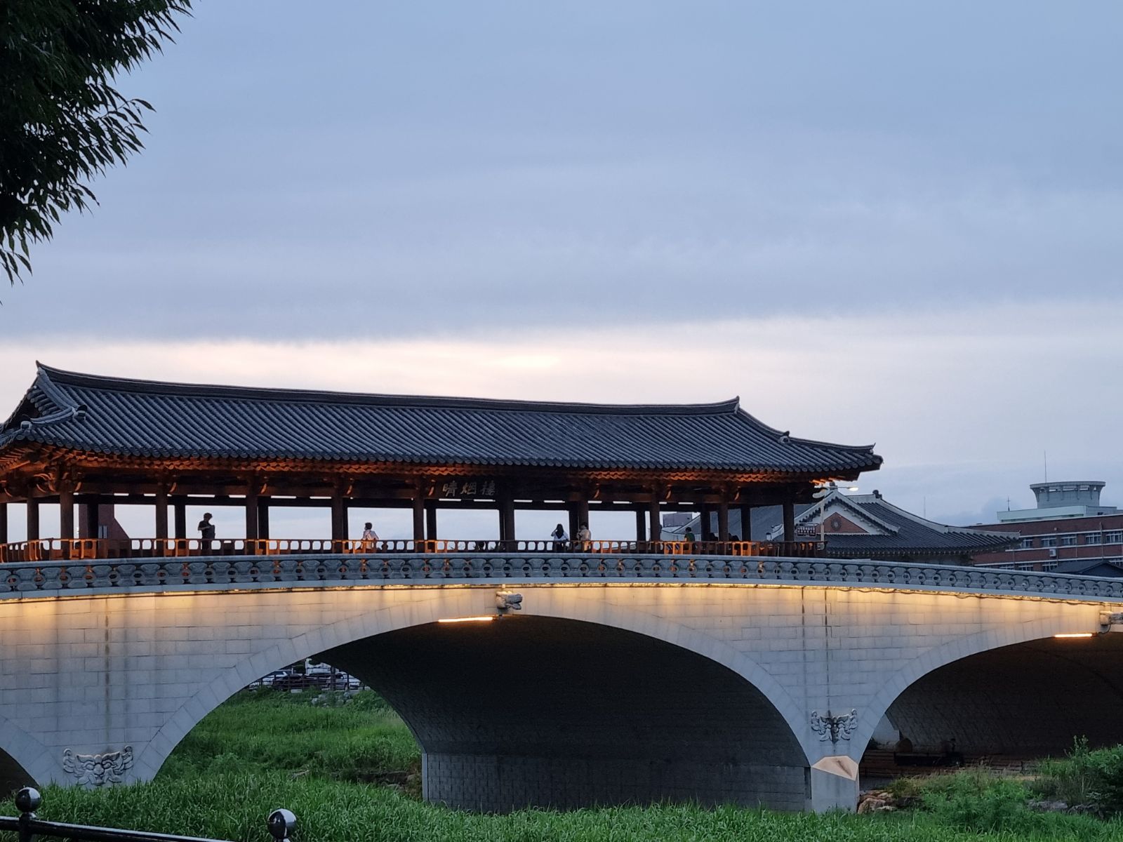 Rondreis Zuid-Korea, Jeonju, Brug met traditioneel dak
