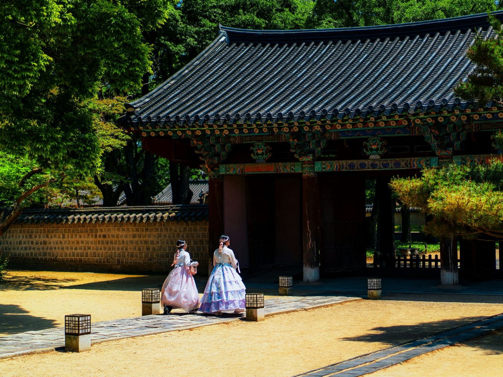 Rondreis Zuid-Korea, Jeonju, tempel met Koreaanse vrouwen