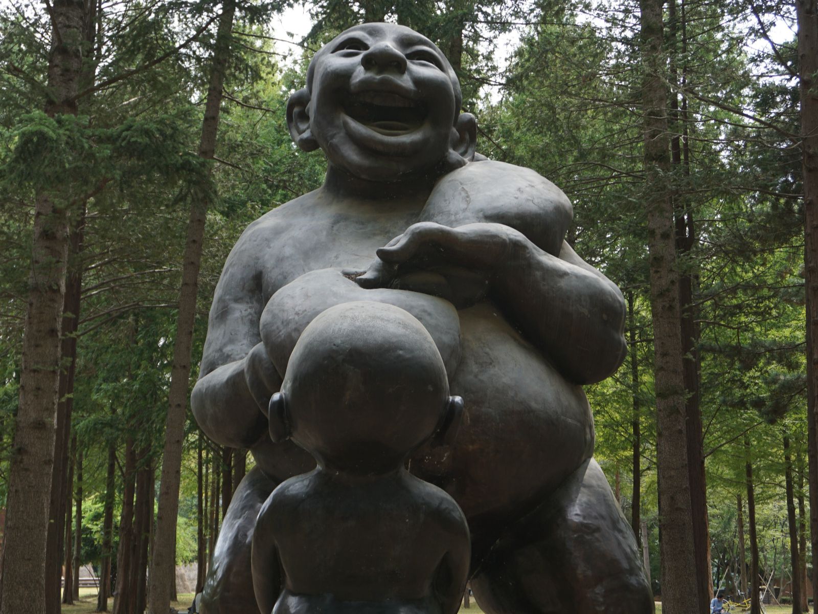 Rondreis Zuid-Korea, Nami Island, Groot kunstsculptuur van 2 mensen