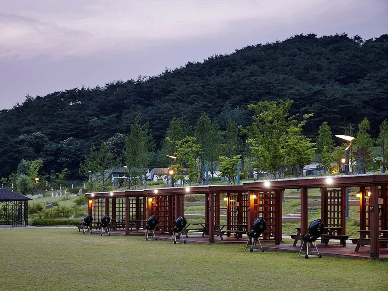 Rondreis Zuid-Korea, Namwon, The Suites Hotel, barbeque plaats buiten