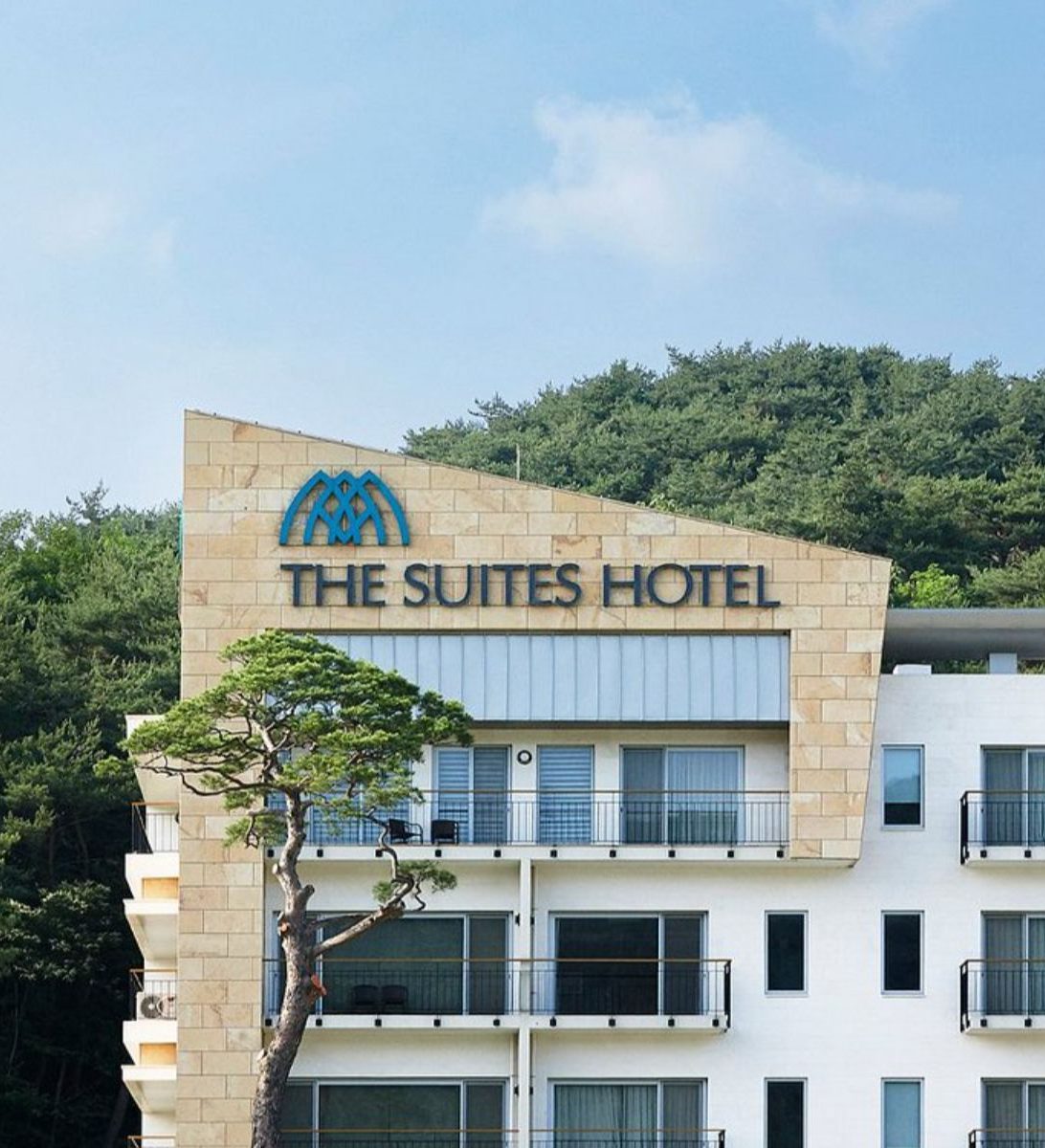 Rondreis Zuid-Korea, Namwon, The Suites Hotel, buitenaanzicht met logo
