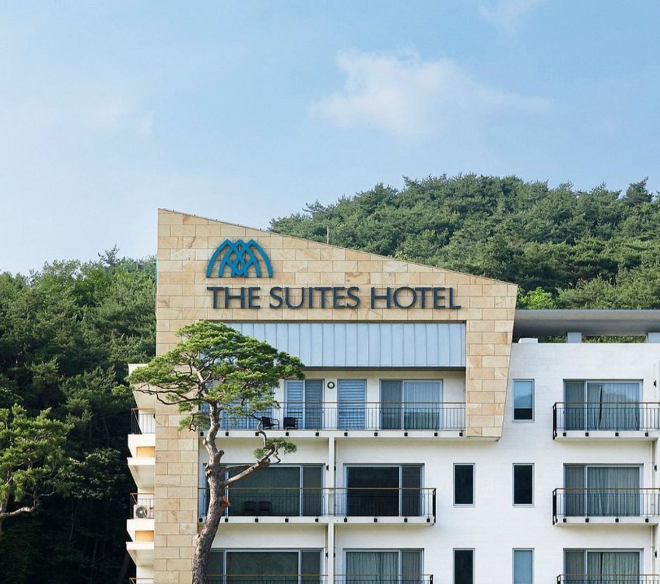Rondreis Zuid-Korea, Namwon, The Suites Hotel, buitenaanzicht met logo