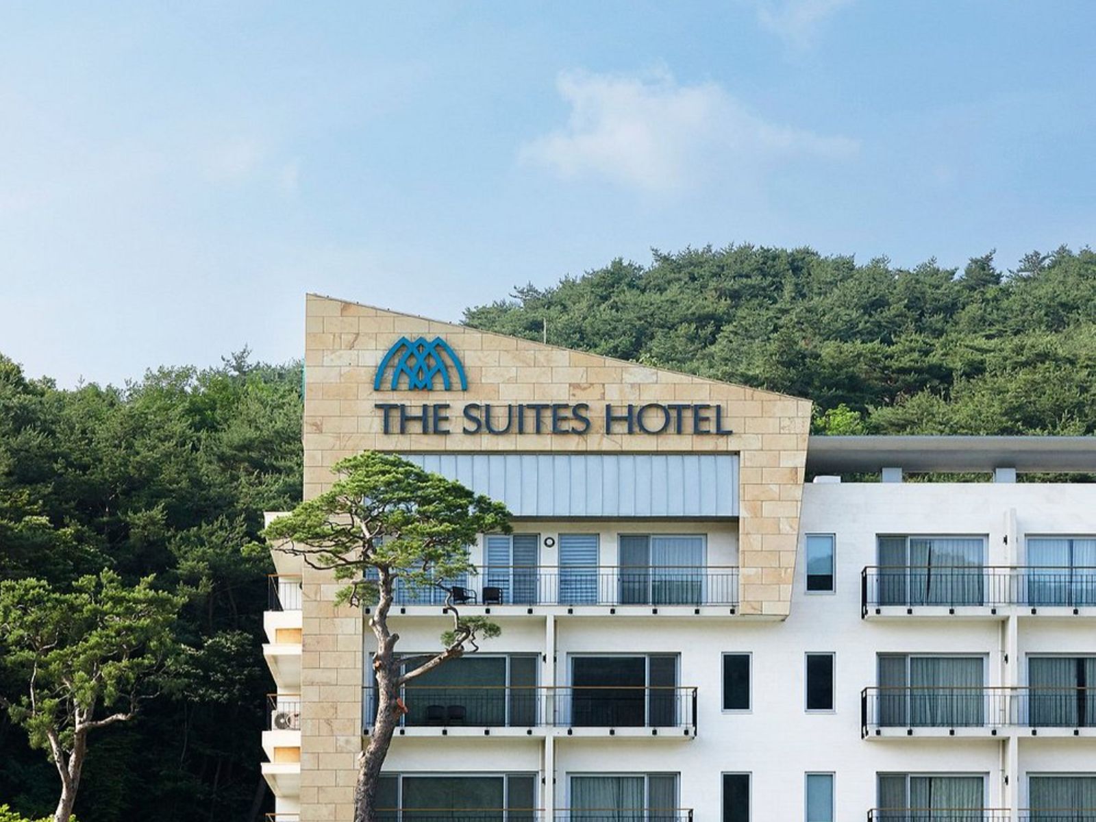 Rondreis Zuid-Korea, Namwon, The Suites Hotel, buitenaanzicht met logo