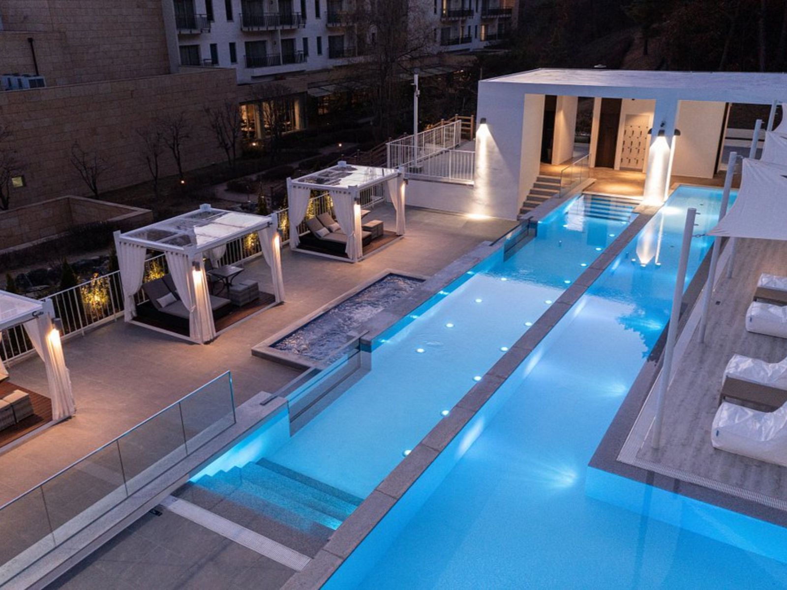 Rondreis Zuid-Korea, Namwon, The Suites Hotel, zwembad met ligbedden