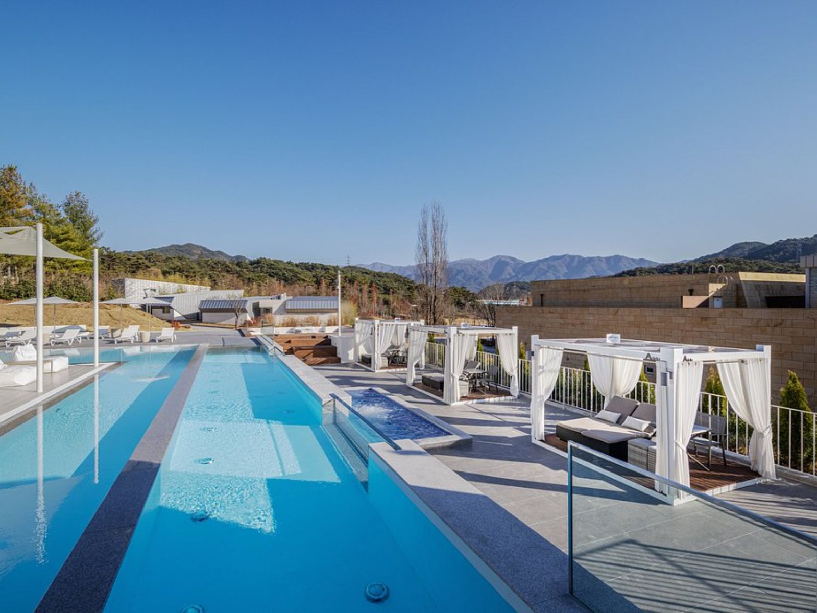 Rondreis Zuid-Korea, Namwon, The Suites Hotel, zwembad