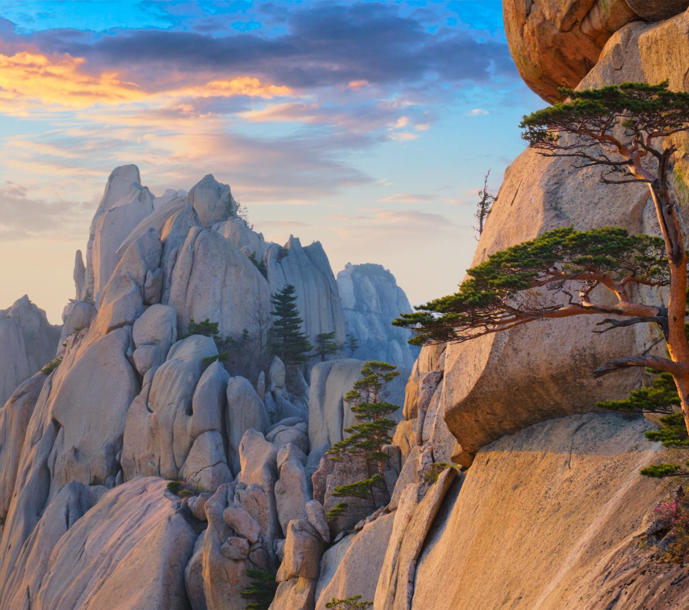 Rondreis Zuid-Korea, Seoraksan NP, Ulsanbawi Rock Peak uitzicht met zonsondergang, iStock