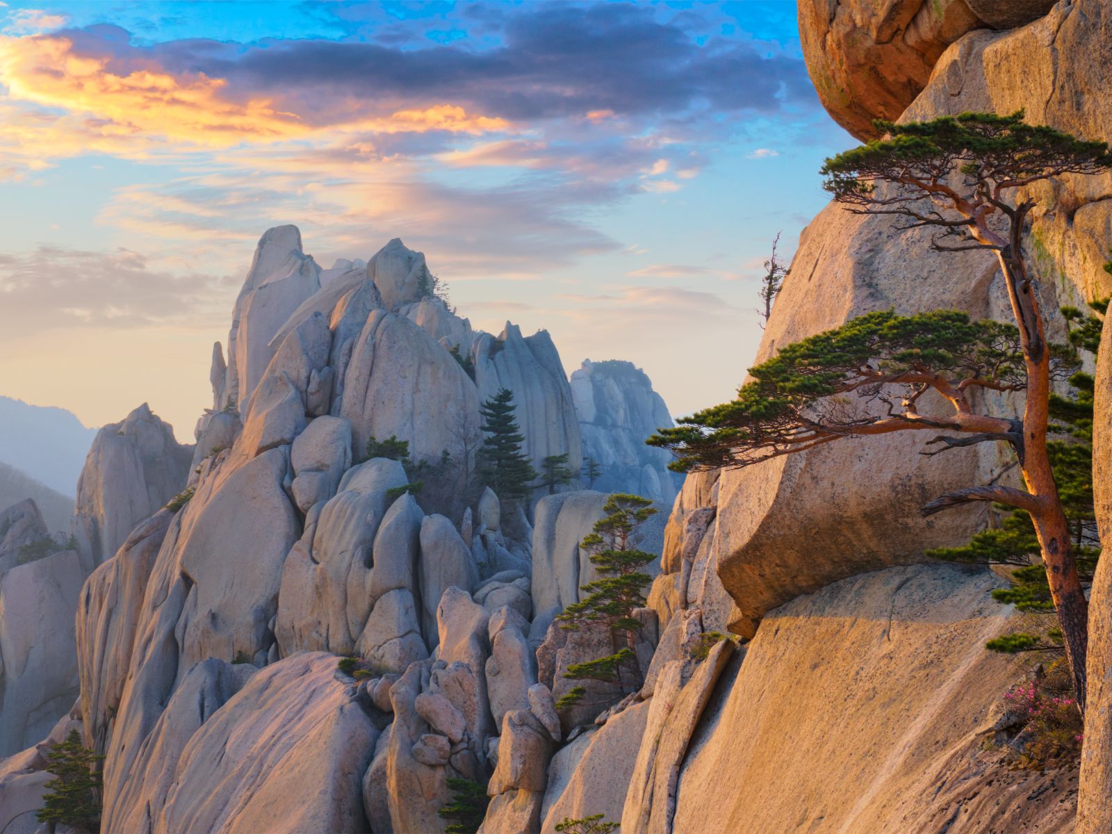 Rondreis Zuid-Korea, Seoraksan NP, Ulsanbawi Rock Peak uitzicht met zonsondergang, iStock