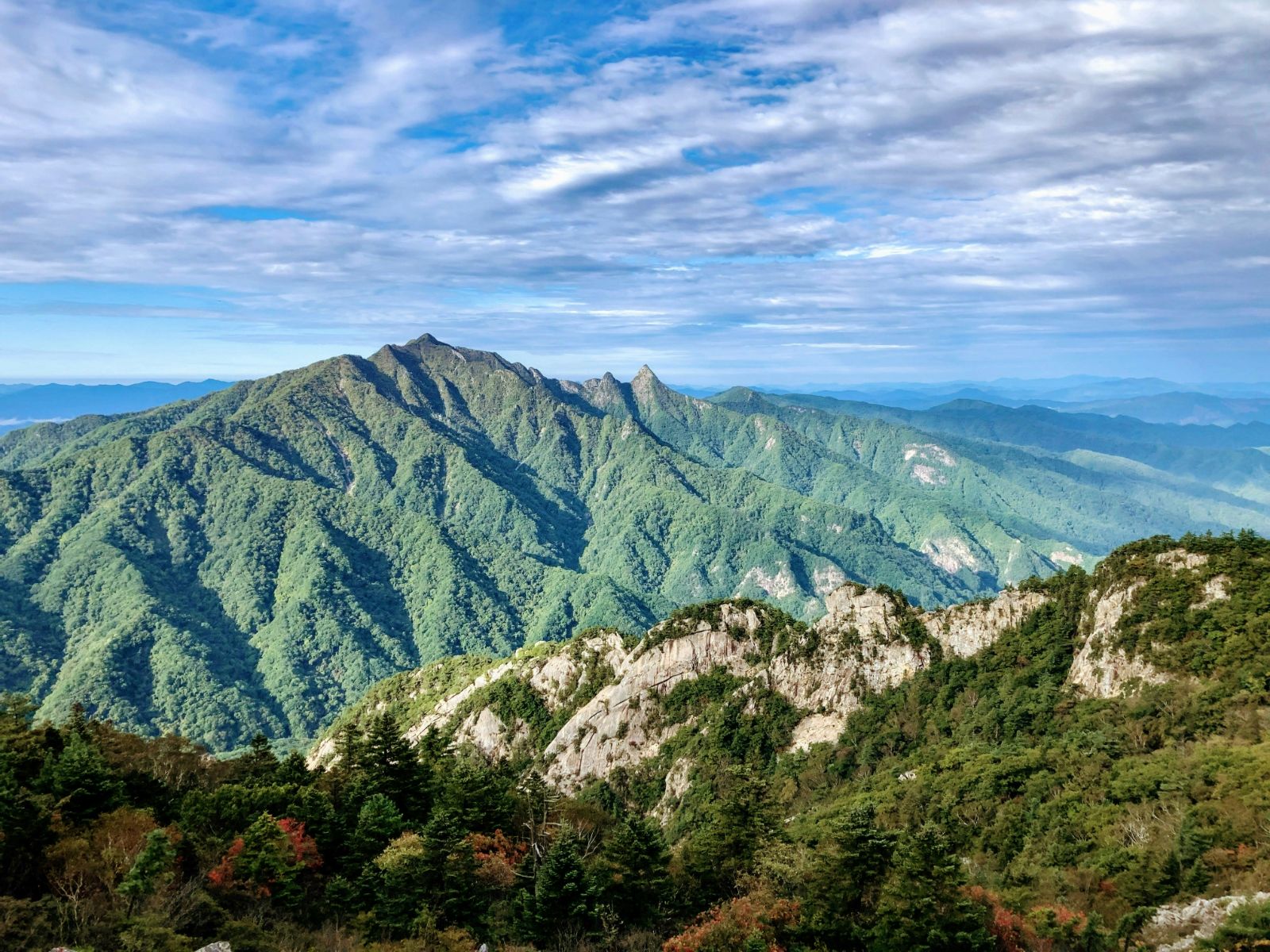 Rondreis Zuid-Korea, Seoraksan National Park, groene bergtoppen