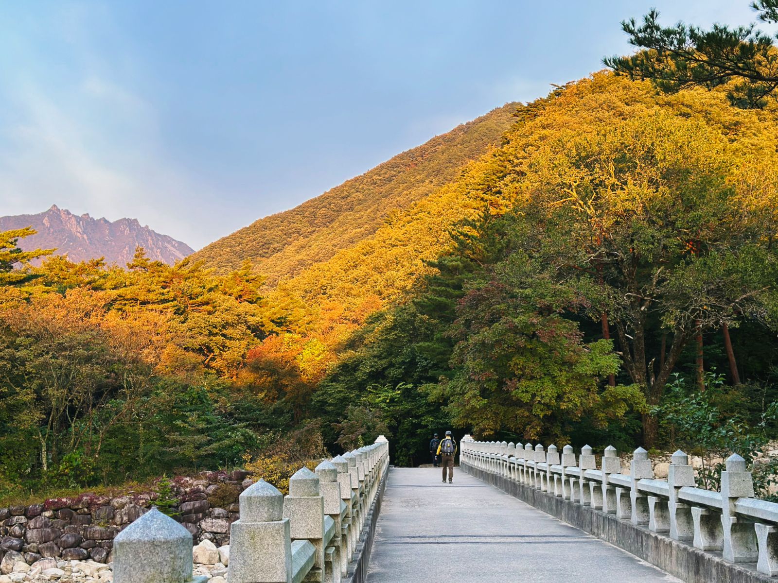 Rondreis Zuid-Korea, Seoraksan National Park, wandelaars op brug
