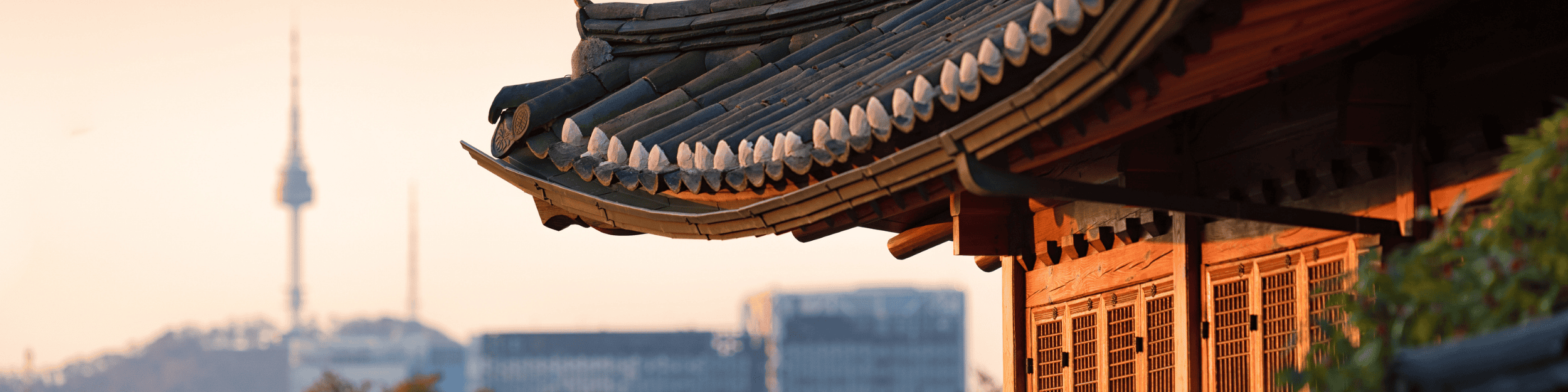 Rondreis Zuid-Korea, Seoul, Bukchon Hanok Village, uitzicht op moderne gebouwen banner