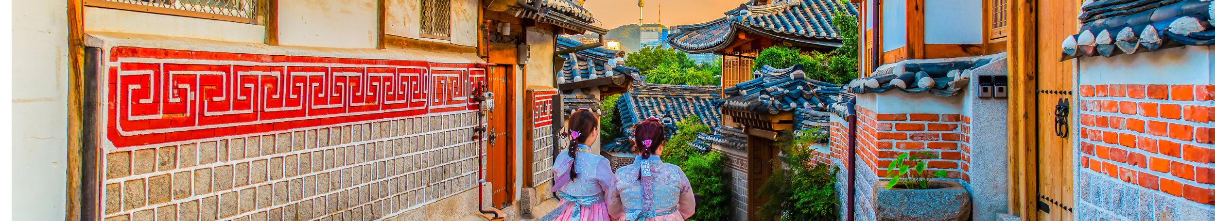 Rondreis Zuid-Korea, Seoul, Bukchon Hanok Village, vrouwen in traditionele klederdracht