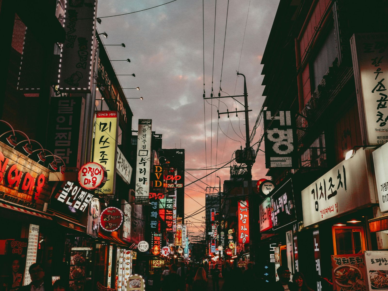 Rondreis Zuid-Korea, Seoul, neonreclame in straat avond
