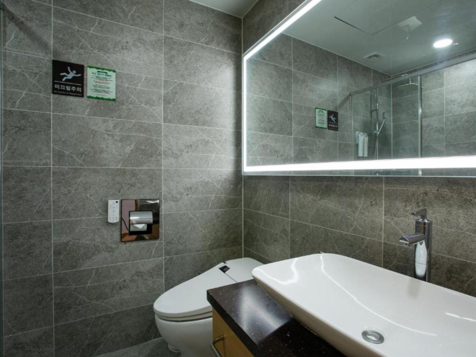 Rondreis Zuid-Korea, Sokcho, Sea Cruise Hotel, badkamer