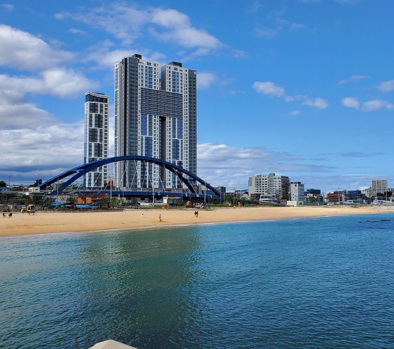 Rondreis Zuid-Korea, Sokcho, strand met skyscraper