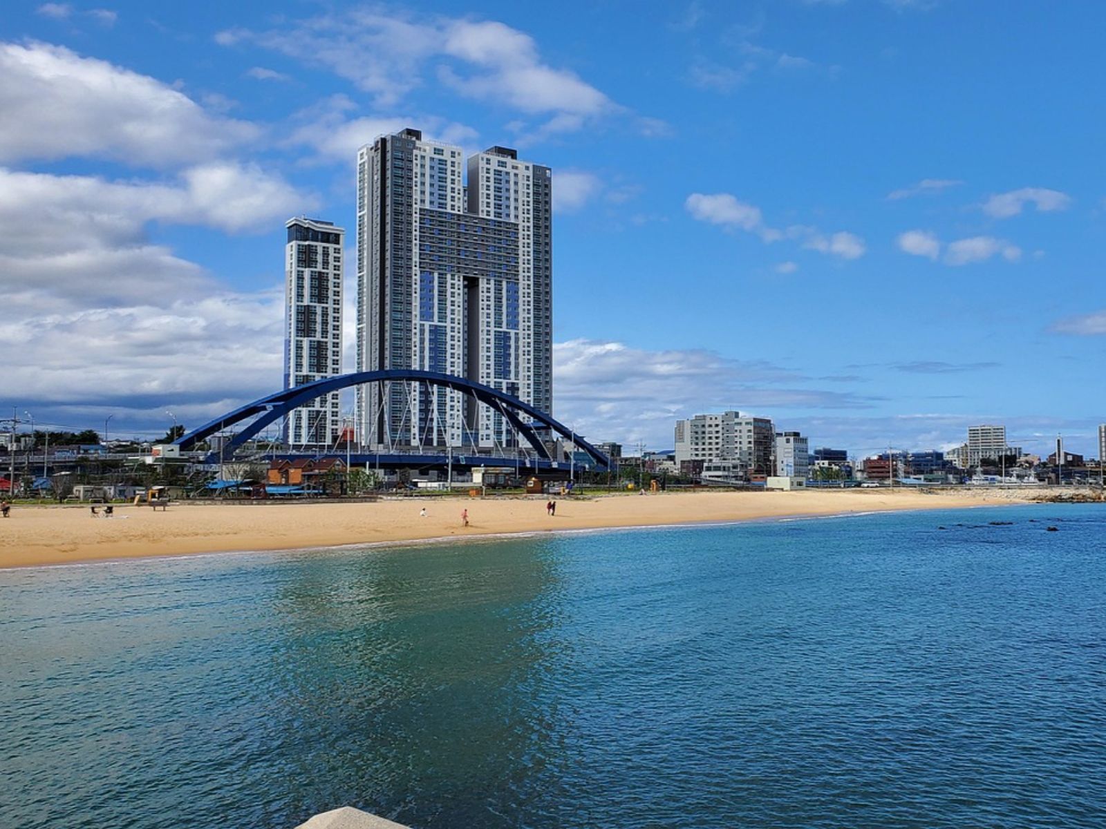 Rondreis Zuid-Korea, Sokcho, strand met skyscraper