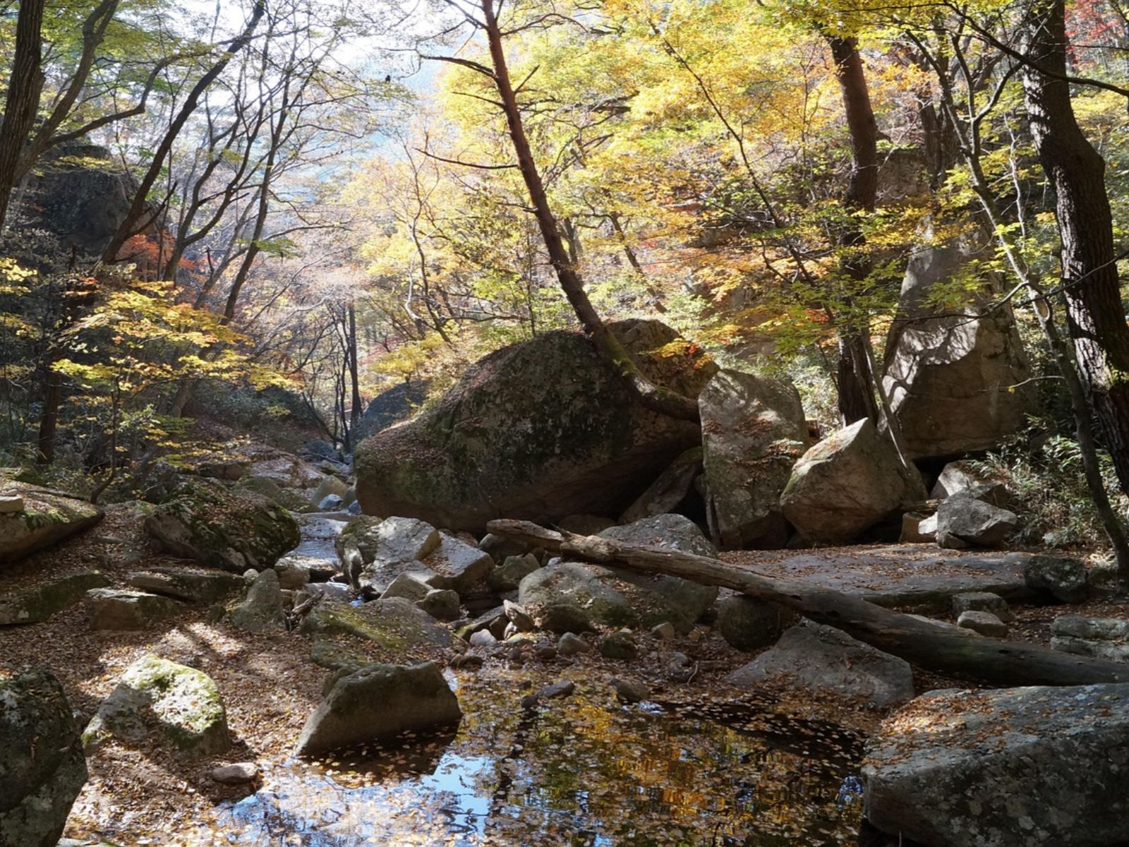 Rondreis Zuid-Korea, Songnisan National Park, riviertje