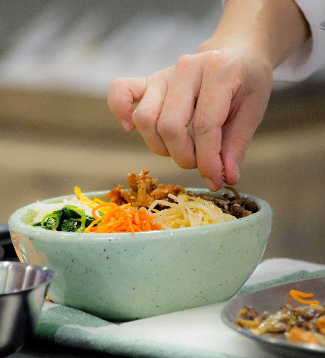 Rondreis Zuid-Korea, excursie Bibimbap kookworkshop, Jeonju, bibimpad laatste hand