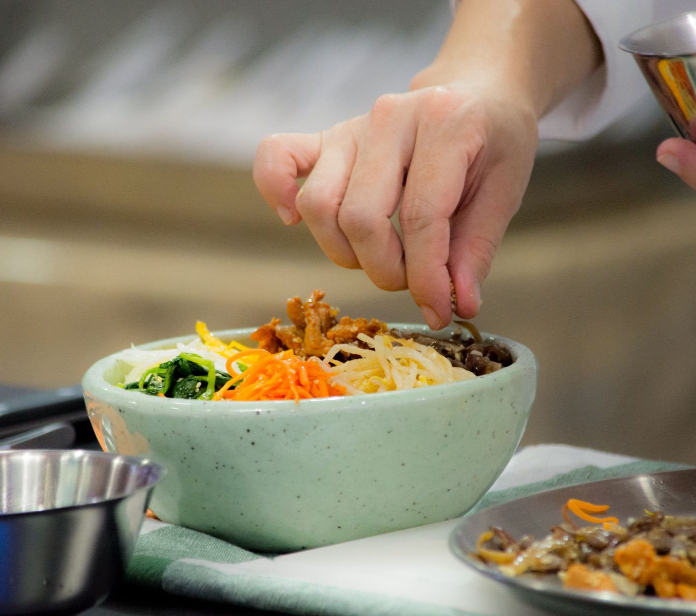 Rondreis Zuid-Korea, excursie Bibimbap kookworkshop, Jeonju, bibimpad laatste hand