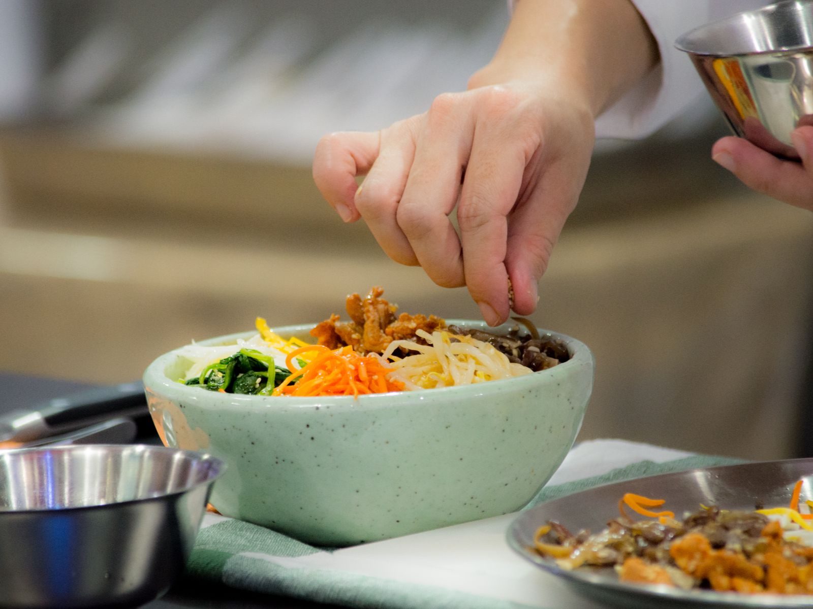 Rondreis Zuid-Korea, excursie Bibimbap kookworkshop, Jeonju, bibimpad laatste hand
