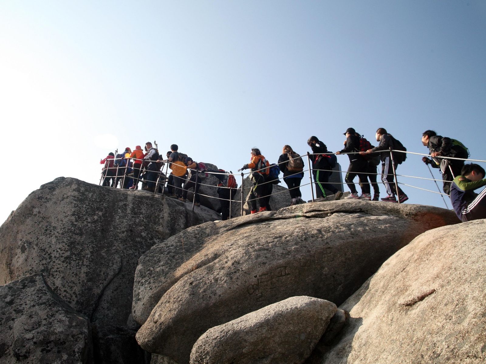 Rondreis Zuid-Korea, excursie Bukhansan Hiking Tour, Bukhansan NP hiking route op rotsen