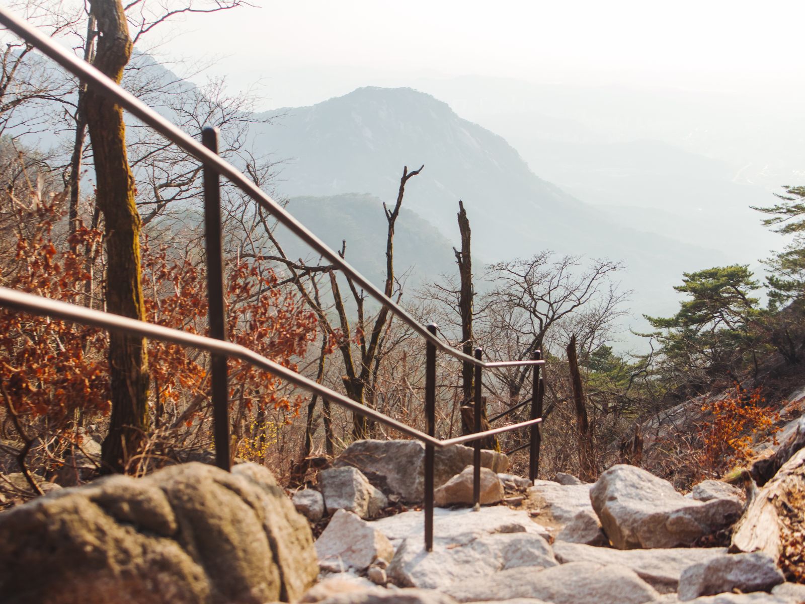Rondreis Zuid-Korea, excursie Bukhansan Hiking Tour, Bukhansan NP wandelroute rotsen met uitzicht op bergen