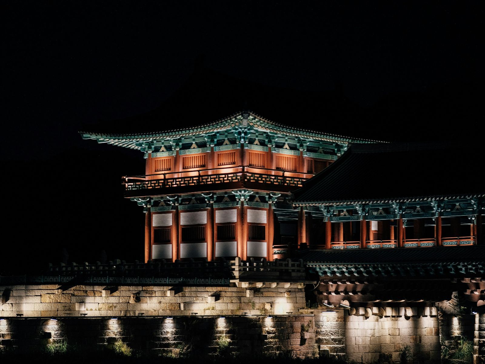 Rondreis Zuid-Korea, excursie Gyeongju dagtour, Woljeonggyo Bridge verlichte brug in de nacht
