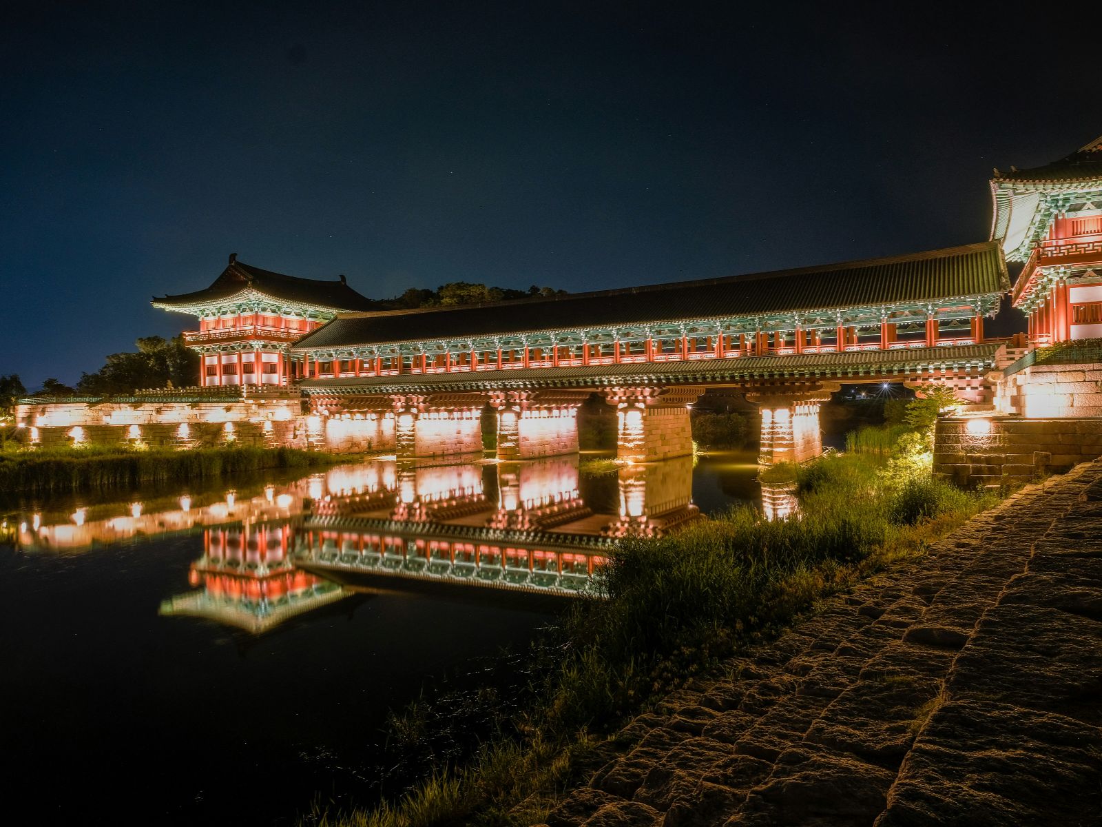 Rondreis Zuid-Korea, excursie Gyeongju dagtour, Woljeonggyo Bridge verlichte brug nacht