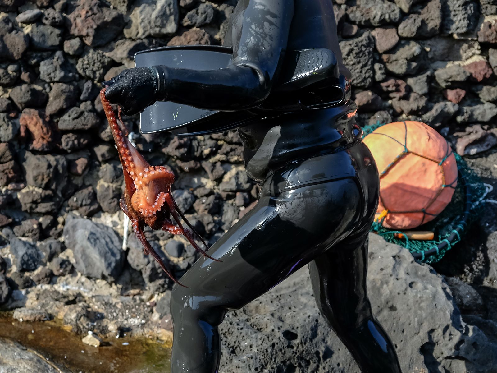 Rondreis Zuid-Korea, excursie Jeju Island oostkust, Haenyeo Woman Diver, vrouwelijke duiker met inktvis